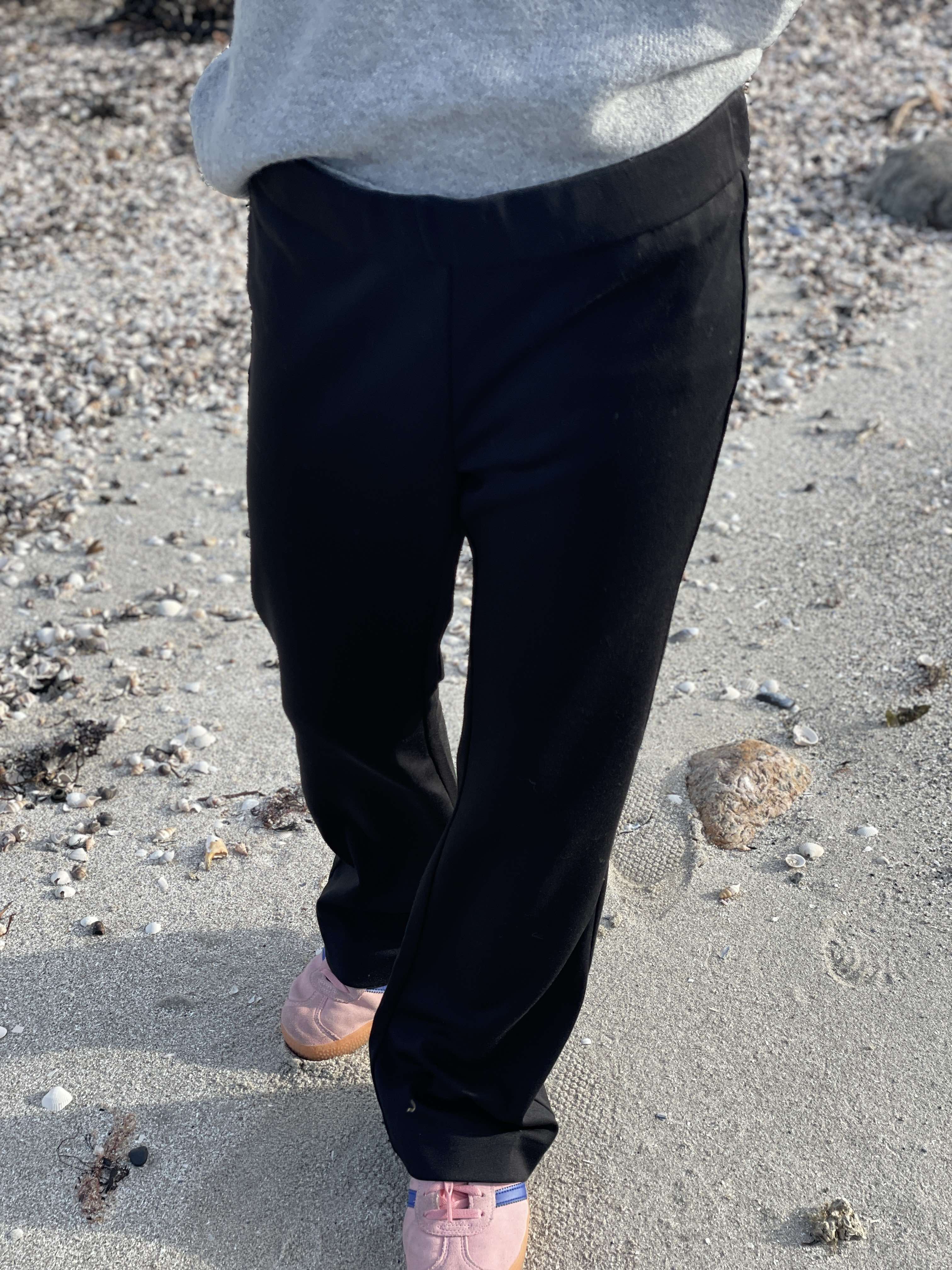 VMLUCCAKAMMA Trousers - Black